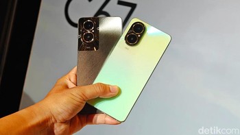 Realme C67 hadir dalam dua varian warna. Foto: Adi Fida Rahman/detikINET