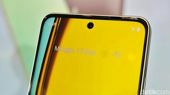 Bagian atas terdapat punch hole kamera selfie 8 MP. Realme memberikan fitur Mini Capsule 2.0. Layaknya mirip Dynamic Island di iPhone, fungsi fitur ini menampilkan notifikasi musik, cuaca, dan acara dengan lebih interaktif. Foto: Adi Fida Rahman/detikINET