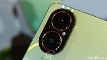 Keunggulan utama Realme C67 ada pada kemampuan fotografinya. Bagian belakangnya tersemat kamera beresolusi 108 MP bersensor ISOCELL HM6 yang diklaim piawai untuk memotret siang maupun malam, bersanding dengan kamera B&W 2 MP. Foto: Adi Fida Rahman/detikINET