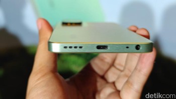 Sementara di bagian bawah terdapat port USB Type C, speaker dan jack audio 3,5 mm. Foto: Adi Fida Rahman/detikINET