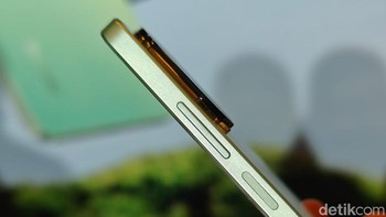 Bagian kanan terdapat tombol power dan pengaturan volume. Foto: Adi Fida Rahman/detikINET