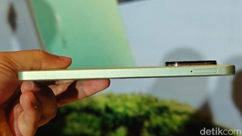 Dengan ketebalan 7,59 mm membuat Realme C67 disebut menjadi HP tertipis di kelasnya. /Foto: Adi Fida Rahman/detikINET
