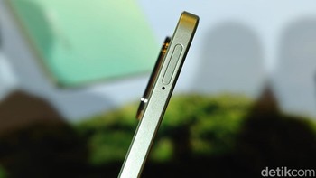 Di sisi kiri terdapat SIM Card tray. Foto: Adi Fida Rahman/detikINET