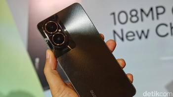 Ini Realme C67 versi Black Rock, menghadirkan konsep desain yang menarik dengan perpaduan garis tekstur yang cerah dan cincin berkilau yang mengelilingi lensa kamera di bagian belakang..Foto: Adi Fida Rahman/detikINET