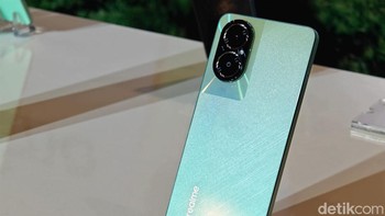 Kamera utama Realme C67 punya fitur 3x in-sensor zoom yang memanfaatkan 12 juta pixel di bagian tengah sensor 108MP tanpa mengorbankan kualitas gambar atau sudut pandang. Selain itu HP ini diberikan kemampuan 3x Portrait untuk mendapatkan hasil foto dengan bokeh yang baik, walaupun diambil dari jarak yang lebih jauh. Foto: Adi Fida Rahman/detikINET