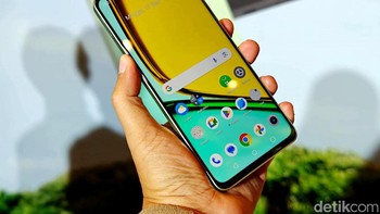 HP ini mengusung layar 6,72 inch Full HD+ dengan kecerahan 950 nits dan refresh rate 90Hz. Foto: Adi Fida Rahman/detikINET