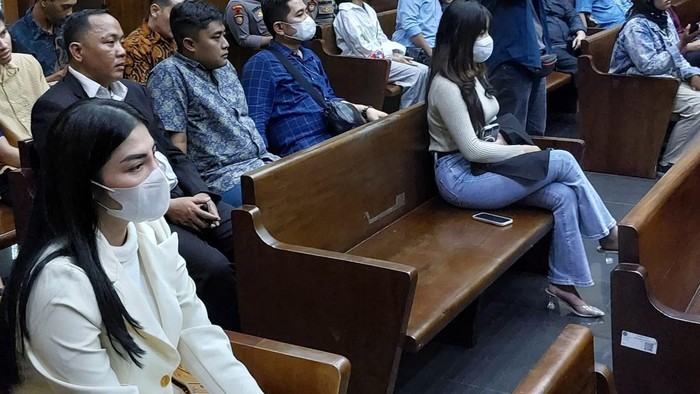 Riris Riska (blazer putih dan masker putih)-(Yogi/detikcom)