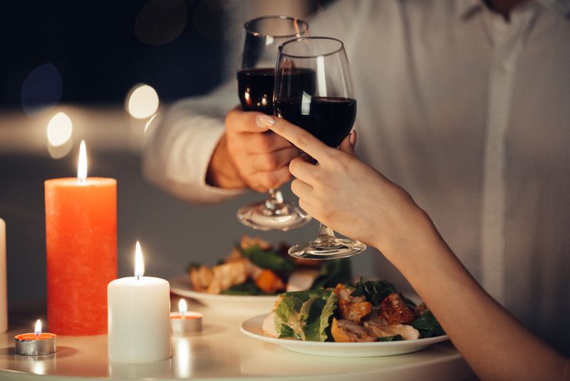 Makan malam romantis.