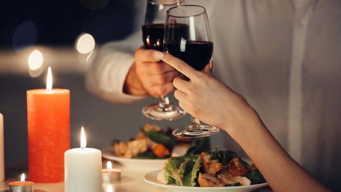 Makan malam romantis.