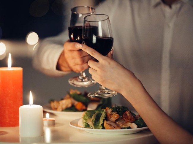 Makan malam romantis.