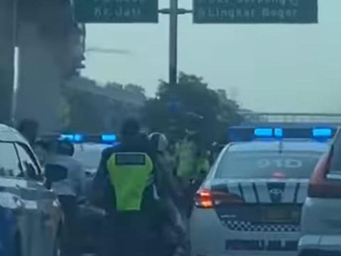 Rombongan pemotor masuk Tol Jagorawi langsung ditindak polisi.