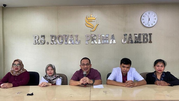 Jajaran manajemen RS Royal Prima memberikan keterangan soal dugaan malapraktik yang dilaporkan ke Polda Jambi.