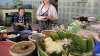 Kesibukan dapur pun dapat terlihat dari meja pengunjung. Terlihat berbagai jenis sayuran rebus untuk menu rujak cingurnya disajikan dalam bakul dan menggunung. Foto: detikcom