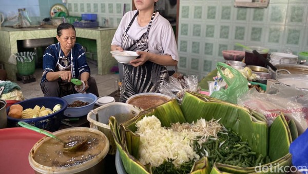 Di Warung Ini Ada Rujak Cingur dan Es Kolak yang Kondang sejak 1969