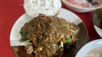 Tentu menu rujak cingur di sini yang jadi andalan. Seporsinya dibanderol sekitar Rp 30.000 jika tanpa lontong dan Rp 32.000 jika pakai lontong. Foto: detikcom