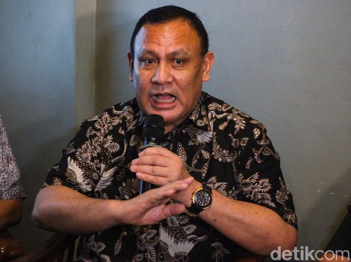 Ketua KPK nonaktif Firli Bahuri tiba di tempat kopi kawasan Pondok Kelapa, Jakarta, Selasa (19/12/2023) malam.