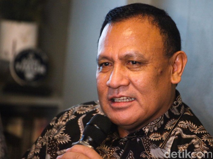 Ketua KPK nonaktif Firli Bahuri tiba di tempat kopi kawasan Pondok Kelapa, Jakarta, Selasa (19/12/2023) malam.