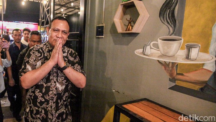 Ketua KPK nonaktif Firli Bahuri tiba di tempat kopi kawasan Pondok Kelapa, Jakarta, Selasa (19/12/2023) malam.