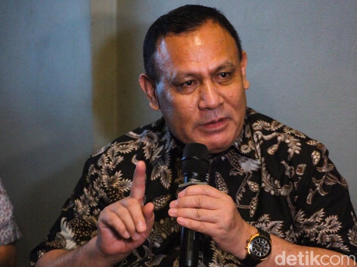 Ketua KPK nonaktif Firli Bahuri tiba di tempat kopi kawasan Pondok Kelapa, Jakarta, Selasa (19/12/2023) malam.