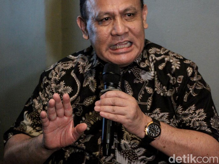 Sambil Ngopi, Firli Bahuri Klaim Praperadilannya Tak Ditolak Ketua KPK nonaktif Firli Bahuri tiba di tempat kopi kawasan Pondok Kelapa, Jakarta, Selasa (19/12/2023) malam.