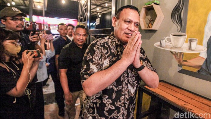 Sambil Ngopi, Firli Bahuri Klaim Praperadilannya Tak Ditolak Ketua KPK nonaktif Firli Bahuri tiba di tempat kopi kawasan Pondok Kelapa, Jakarta, Selasa (19/12/2023) malam.