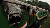 Kereta api ini dibakar massa selama pemogokan nasional yang diserukan oleh Partai Nasionalis Bangladesh, menjelang pemilihan umum, di Dhaka, Bangladesh.  