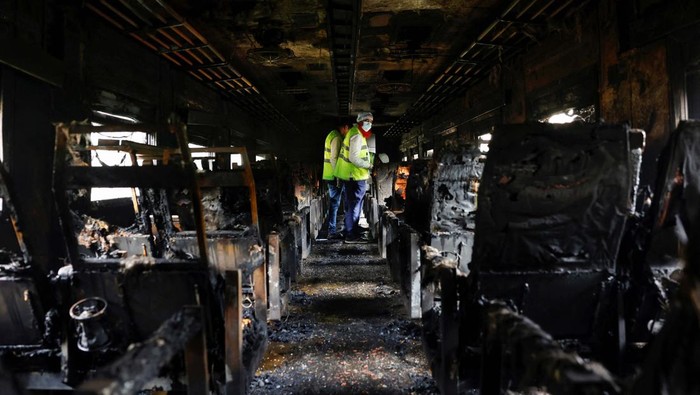 Sebuah Kereta Api Ludes Dibakar di Dhaka Bangladesh Crime Scene Unit members inspect the passenger train that was set on fire during a countrywide strike called by the Bangladesh Nationalist Party, ahead of the general election, in Dhaka, Bangladesh, December 19, 2023. REUTERS/Mohammad Ponir Hossain