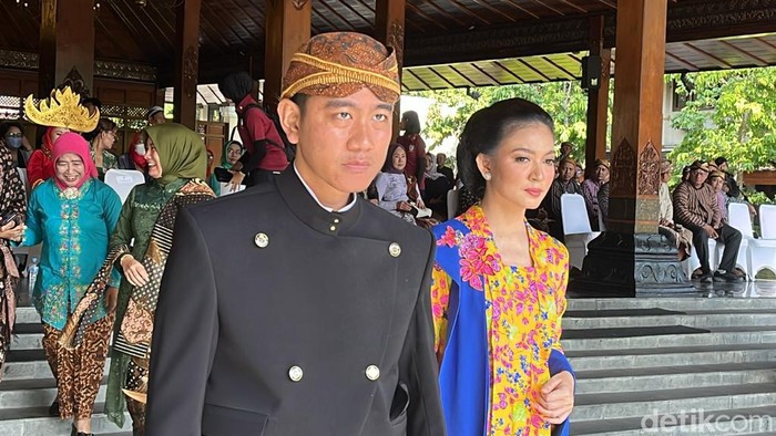 Wali Kota Solo Gibran Rakabuming Raka dan Selvi Ananda menghadiri upacara di Balai Kota Solo, Selasa (19/12/2023).