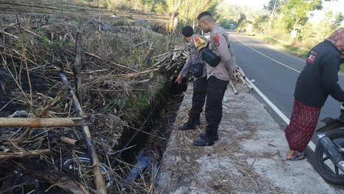Seorang petani ditemukan tewas dengan kepala pecah di sebuah selokan di pinggir Jalan Raya Sembalun, Kecamatan Sembalun, Lombok Timur, Nusa Tenggara Barat (NTB), Selasa pagi (19/12/2023). (Foto: Istimewa)