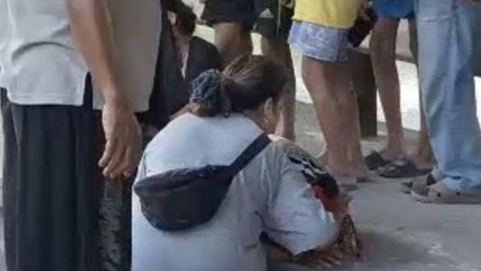 Seorang remaja berinisial MY (18) tewas diduga akibat tabrak lari di Jalan RE Martadinata, Jakut. Ibu korban yang datang ke TKP menangis hingga pingsan. (ANTARA/HO-Jurnalis Jakarta Utara)