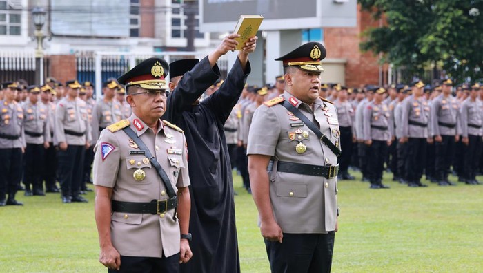 Sertijab Wakapolda DIY dari Brigjen R Slamet Santoso kini dimutasi menjadi Dirgakkum Korlantas Polri. Posisi Wakapolda DIY kini dijabat Brigjen Adi Vivid Agustiadi Bachtiar yang sebelumnya menjabat sebagai Dirtipidsiber Bareskrim Polri. Sertijab ini digelar Selasa (19/12/2023).
