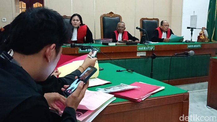 Sidang perdana Ketua OKP Imran yang mengancam membunuh jurnalis di PN Medan. (Goklas Wisely/detikSumut)