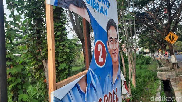 Spanduk di jalanan Pati tepatnya Kecamatan Margorejo Pati sobek diduga dirusak orang tidak dikenal, Jumat (15/12/2023).