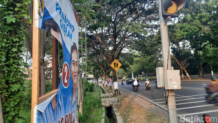 Spanduk Prabowo-Gibran di jalanan Pati tepatnya Kecamatan Margorejo Pati sobek diduga dirusak orang tidak dikenal, Jumat (15/12/2023).
