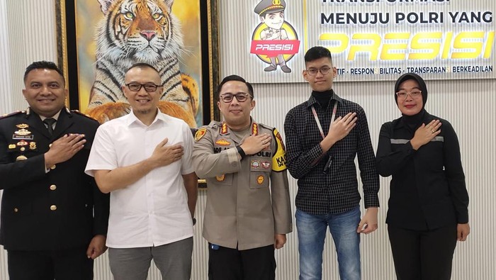 Sultan Rifat Alfatih menemui Kapolres Metro Jaksel Kombes Ade Ary Syam Indradi menyampaikan apresiasi.