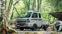 Sedikit mengulas bagian eksteriornya, Suzuki Super Carry X Limited hadir dengan stiker spesial dan hiasan depan berlapis serta bezel lampu kabut telah diubah menjadi hitam. Selanjutnya velg, handle pintu, dan kaca spion juga dicat hitam untuk memberikan kesan tangguh dan kuat. Foto: Dok. Suzuki