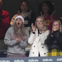 Taylor tak sendiri karena ditemani Brittany Mahomes, istri Patrick Mahomes. Travis dan Kelce sama-sama bermain untuk tim football Kansas City Chiefs.  (Foto: AP Photo/Michael Dwyer, Charles Krupa)