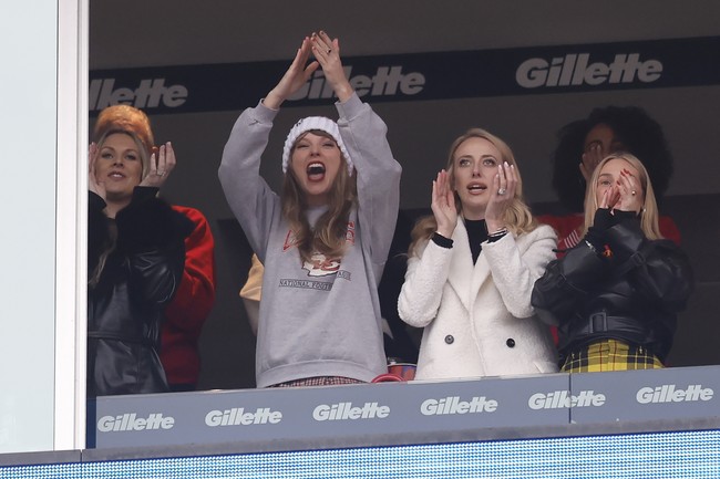 Beberapa hari setelah merayakan pesta ulang tahun ke-34 di New York City, AS, baru-baru ini, Taylor Swfit langsung bertolak ke Foxborough, Massachusetts. Ia ke sana untuk menyaksikan kekasihnya, Travis Kelce, yang sedang bertanding. (Foto: AP Photo/Michael Dwyer, Charles Krupa)