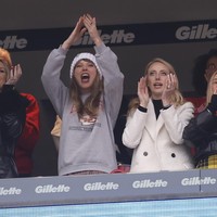 Beberapa hari setelah merayakan pesta ulang tahun ke-34 di New York City, AS, baru-baru ini, Taylor Swfit langsung bertolak ke Foxborough, Massachusetts. Ia ke sana untuk menyaksikan kekasihnya, Travis Kelce, yang sedang bertanding. (Foto: AP Photo/Michael Dwyer, Charles Krupa)