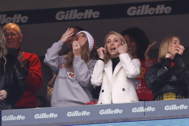 Keduanya mulai dekat belakangan ini saat Taylor mulai berpacaran dengan Travis. Britanny bahkan sudah masuk dalam inner-circle penyanyi Style itu. (Foto: AP Photo/Michael Dwyer, Charles Krupa)