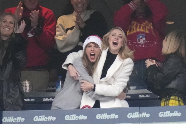 Ibu dua anak beberapa kali kedapatan hang-out bareng Taylor dan sahabat-sahabatnya dari kalangan selebriti. Sebut saja Gigi Hadid, Cara Delevingne, dan Blake Lively. (Foto: AP Photo/Michael Dwyer, Charles Krupa)