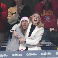 Ibu dua anak beberapa kali kedapatan hang-out bareng Taylor dan sahabat-sahabatnya dari kalangan selebriti. Sebut saja Gigi Hadid, Cara Delevingne, dan Blake Lively. (Foto: AP Photo/Michael Dwyer, Charles Krupa)
