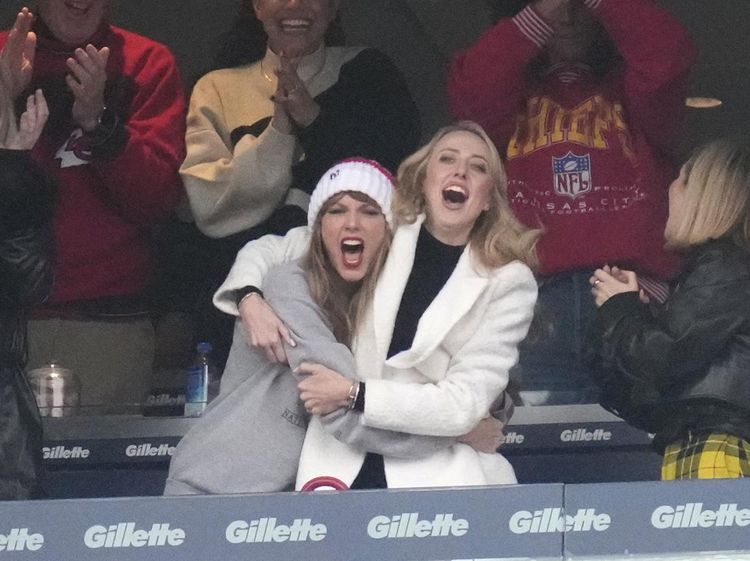 7 Potret Taylor Swift Bucin Dukung Pacar di Lapangan, Bestie Baru Disorot