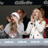 Keduanya larut dalam keseruan saat melihat pasangan masing-masing beraksi melawan New England Patriots. Taylor yang memakai topi Santa Klaus itu bahkan tak ragu untuk mengekspresikan semangat mendukung sang kekasih. (Foto: AP Photo/Michael Dwyer, Charles Krupa)
