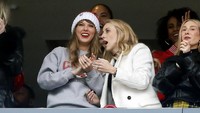Hal yang makin menguatkan kabar Taylor Swift berpacaran dengan Travis Kelce yakni saat dirinya terpantau hadir langsung ke Stadion Arrowhead untuk menyaksikan laga Kansas City Chiefs melawan Chicago Bears, duduk berdampingan dengan ibunda Kelce, Donna Kelce. (Foto: AP Photo/Michael Dwyer, Charles Krupa)