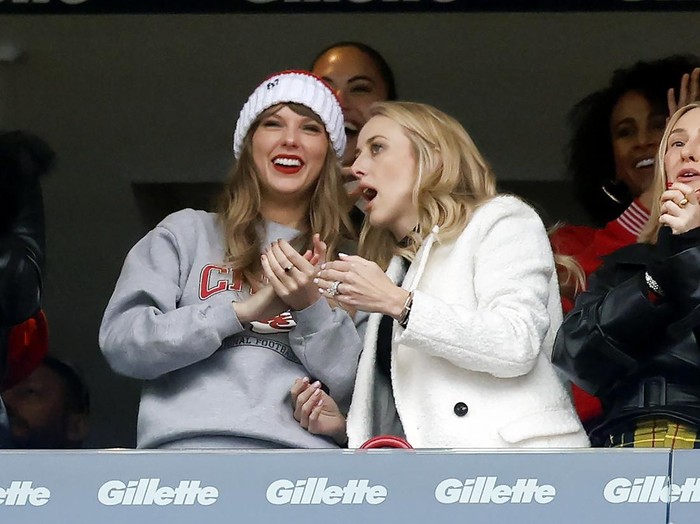 Taylor Swift, left, talks with Brittany Mahomes, right, during the first half of an NFL football game between the New England Patriots and the Kansas City Chiefs, Sunday, Dec. 17, 2023, in Foxborough, Mass. (AP Photo/Michael Dwyer) ENT