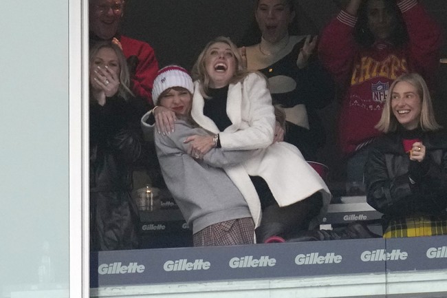 Meluapkan kebahagian, Taylor bahkan sampai menggendong Brittany. Keduanya tampak begitu girang. (Foto: AP Photo/Michael Dwyer, Charles Krupa)