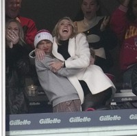 Meluapkan kebahagian, Taylor bahkan sampai menggendong Brittany. Keduanya tampak begitu girang. (Foto: AP Photo/Michael Dwyer, Charles Krupa)