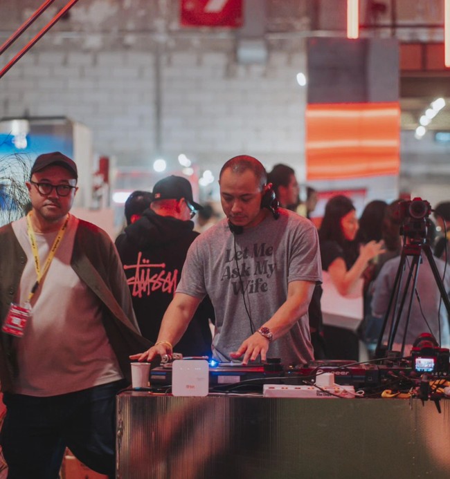 Diketahui bahwa beberapa waktu lalu Tiko mendapat pekerjaan untuk mengisi acara di Plaza Senayan sebagai DJ.  Foto: Instagram/@tikoaryawardhana