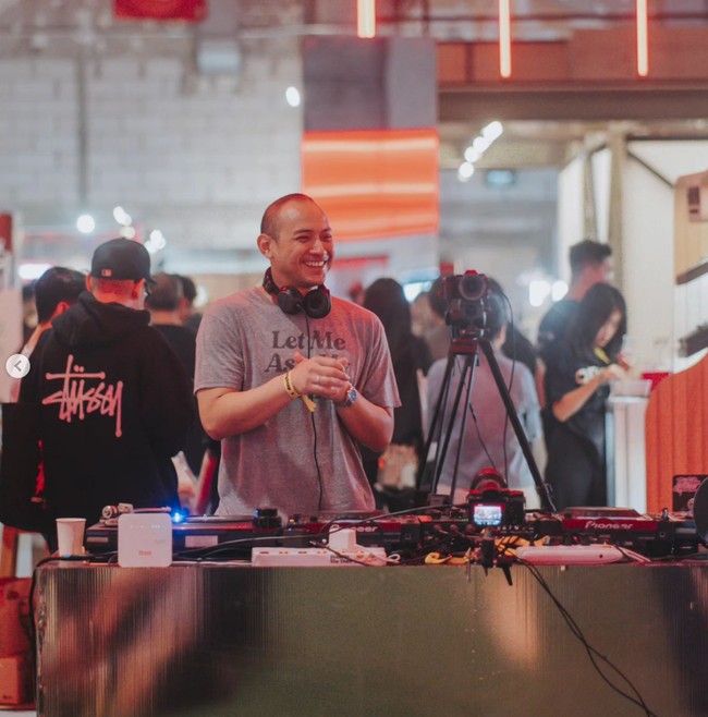 Melalui akun Instagram pribadinya Tiko pun membagikan foto-foto keseruannya saat nge-DJ. Tampil santai, Tiko tampak hanya mengenakan kaos abu-abu dipadukan dengan celana panjang hitam. Foto: Instagram/@tikoaryawardhana